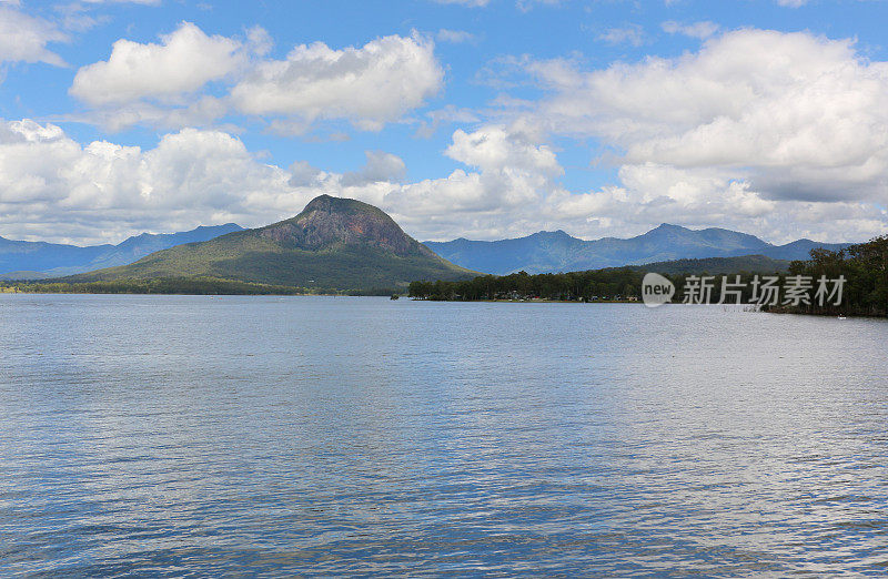 越过Moogerah大坝望向Mount Greville